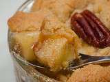 Crumble aux pommes, noix de pécan et caramel au beurre salé