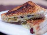 Grilled cheese au Brie, aux noisettes et aux cranberries