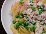 Penne aux petits pois et au jambon, sauce au parmesan