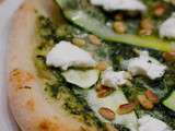 Pizza au pesto, aux courgettes et à la ricotta