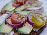 Tartine à l'avocat, au chèvre et au sésame