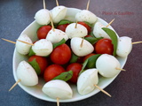 Brochettes apéritives tomates mozzarella basilic