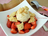 Fraises et glace au poivre de Kampot, crumble aux amandes {Foodista Challenge #99}