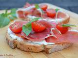 Tartines de jambon cru, tomates cerises et ricotta