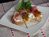 Bruschetta chèvre, jambon et prunes Reine Claude