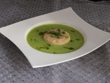 Flan de foie gras sur son velouté de fèves, petits pois et chou-fleur