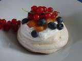 Pavlova aux fruits rouges, nectarine et Rivesaltes