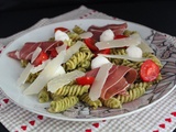 Salade de pâtes au pesto, jambon cru et mozzarella