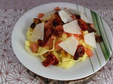 Tagliatelles aux tomates confites, lardons de saumon fumé et parmesan