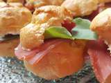 Profiteroles chèvre, jambon cru, tomates séchées et pousses de cresson