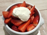 Salade de fraises vanillée et sa quenelle de crème d'Isigny