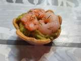 Veggie Cups Oignon garnies de guacamole et crevettes roses