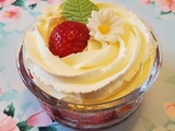 Verrine de brunoise de fraises, chantilly au mascarpone sur biscuit rose