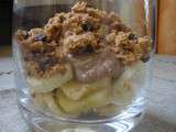 Verrines banane/Kinder® façon crumble