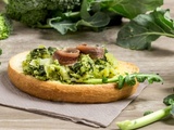 Délicieux apéritif : croûtons d’anchois sur pesto de brocoli