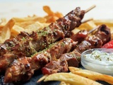 Souvlaki, les brochettes de viande marinées typiquement grecques