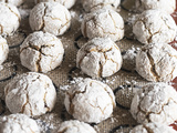 Boules de neige (biscuits craquelés aux amandes, pépites de chocolat & cannelle)