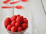 Puddings aux graines de chia, à la noix de coco et aux framboises