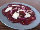 Carpaccio de Betteraves, aux graines de sésame, oignons rouges et Etorki / Noël pour pas un rond : Entrée