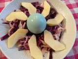 Salade de choux rouge et blanc aux pommes et aux œufs bleus