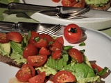 Tartine beurre d’avocat et tomates cerise