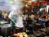 Street food au marché de nuit à Chinatown à Bangkok