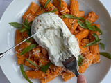 Rigatoni à la burrata et sauce crémeuse à la tomate