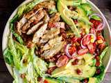 Salade au poulet, avocat et bacon avec une vinaigrette