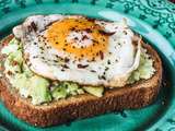 Toast à l’avocat avec un oeuf