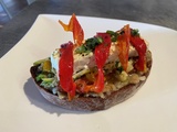 Bruschetta Féta rôtie et légumes d'été