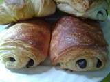 Tous les matins il achetait son petit pain au chocolat par Marie Ange