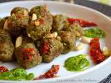 Boulettes au pesto de persil, tomates confites et pignons de pin