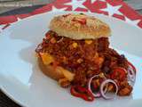 Burger au chili con carne, tomates, cheddar, piment doux et oignons rouges