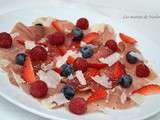 Carpaccio de jambon cru et coppa aux fruits rouges et parmesan