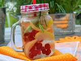 Eau aromatisée au melon, groseilles rouges et citron (Detox water)