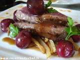 Magret de canard aux cerises sur lit de pommes paille