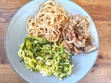 Assiette de midi : spaghettis complètes, foies de volailles et courgettes