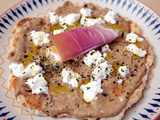 Flatbread au caviar d’aubergines, au chèvre et au jambon cru