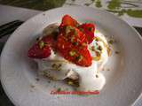 Mini pavlovas aux fraises et aux pistaches