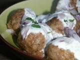 Boulettes de boeuf épicées à la manière albanaise, sauce au yaourt