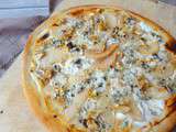 Pizza fine au roquefort, poires et noix