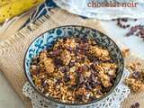 Granola sans sucres à la banane, beurre de cacahuètes et chocolat (vegan)