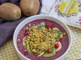 Smoothie bowl à la mangue, kiwi et fruits rouges