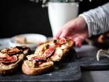 Toasts aux figues, brie, bacon et noix