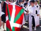 Espelette : jeunes danseurs basques - Greuil et Mara des bois au piment d'Espelette