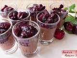 Verrine au chocolat et cerises au sirop épicé de vin rouge