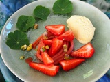 Fraises et rubans de blettes accompagnés d’une glace à la vanille