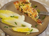 Quiche de chou vert aux noix et tomates séchées, accompagnée d'une salade d’endives