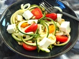 Spaghettis de courgettes aux tomates cerises, feta et pignons de pin