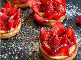 Tartelettes aux fraises, copeaux de chocolat et zestes de combawa